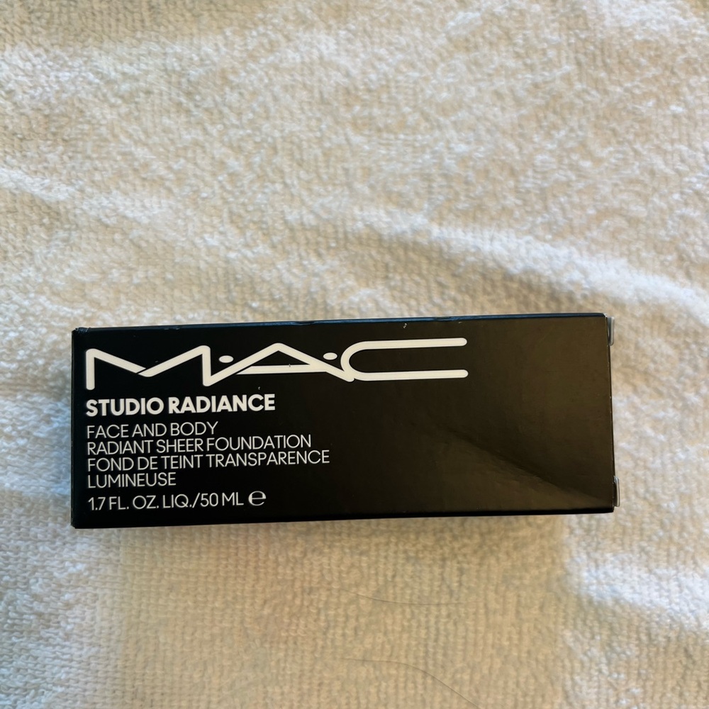 MAC Cosmetics Studio Radiance Foundation